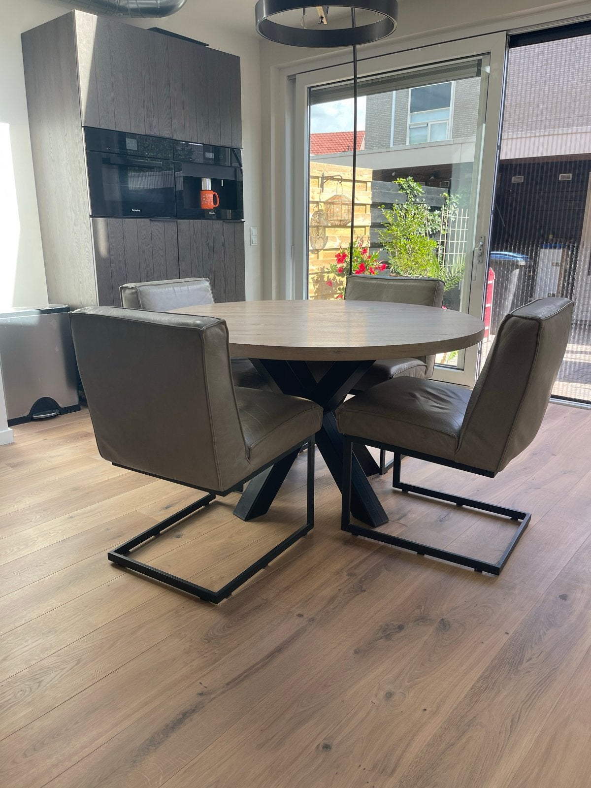 Modern ronde eiken eettafel met 4 leren stoelen, 130 cm rond