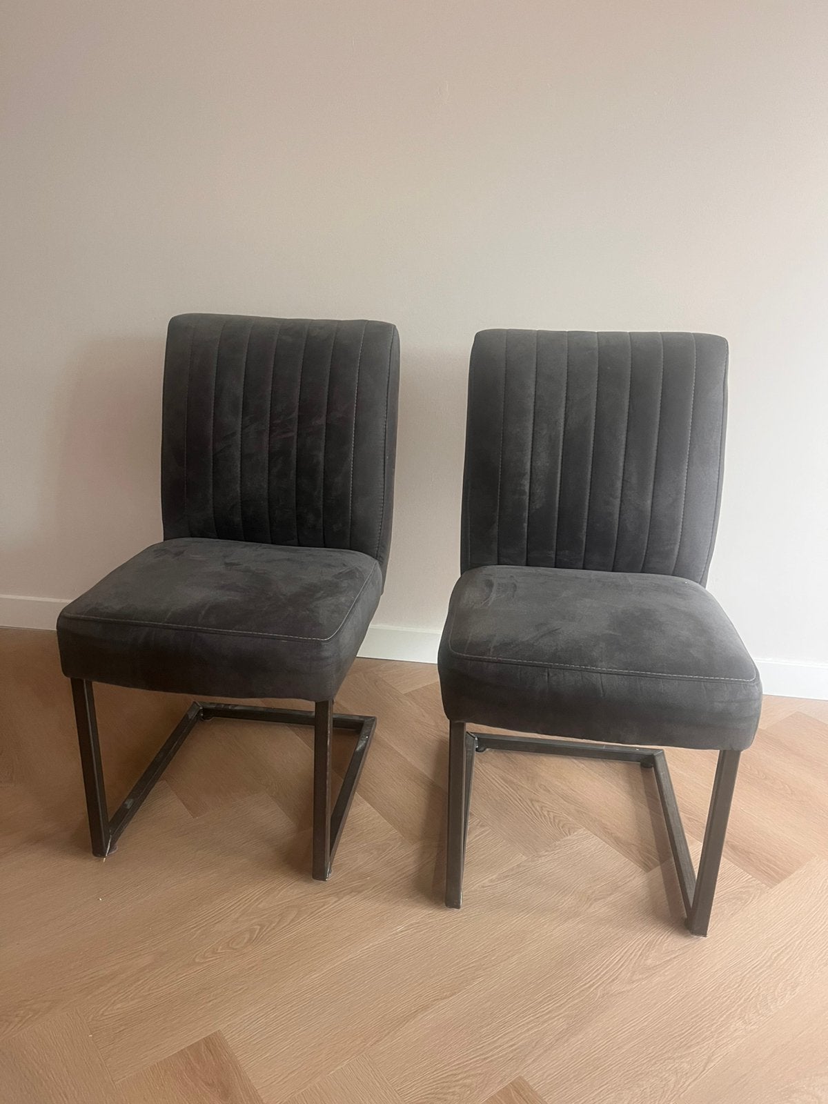 Eetkamer stoelen 2x, Huis en Inrichting, Stoelen, Ophalen, Zo goed als nieuw, Grijs, Twee