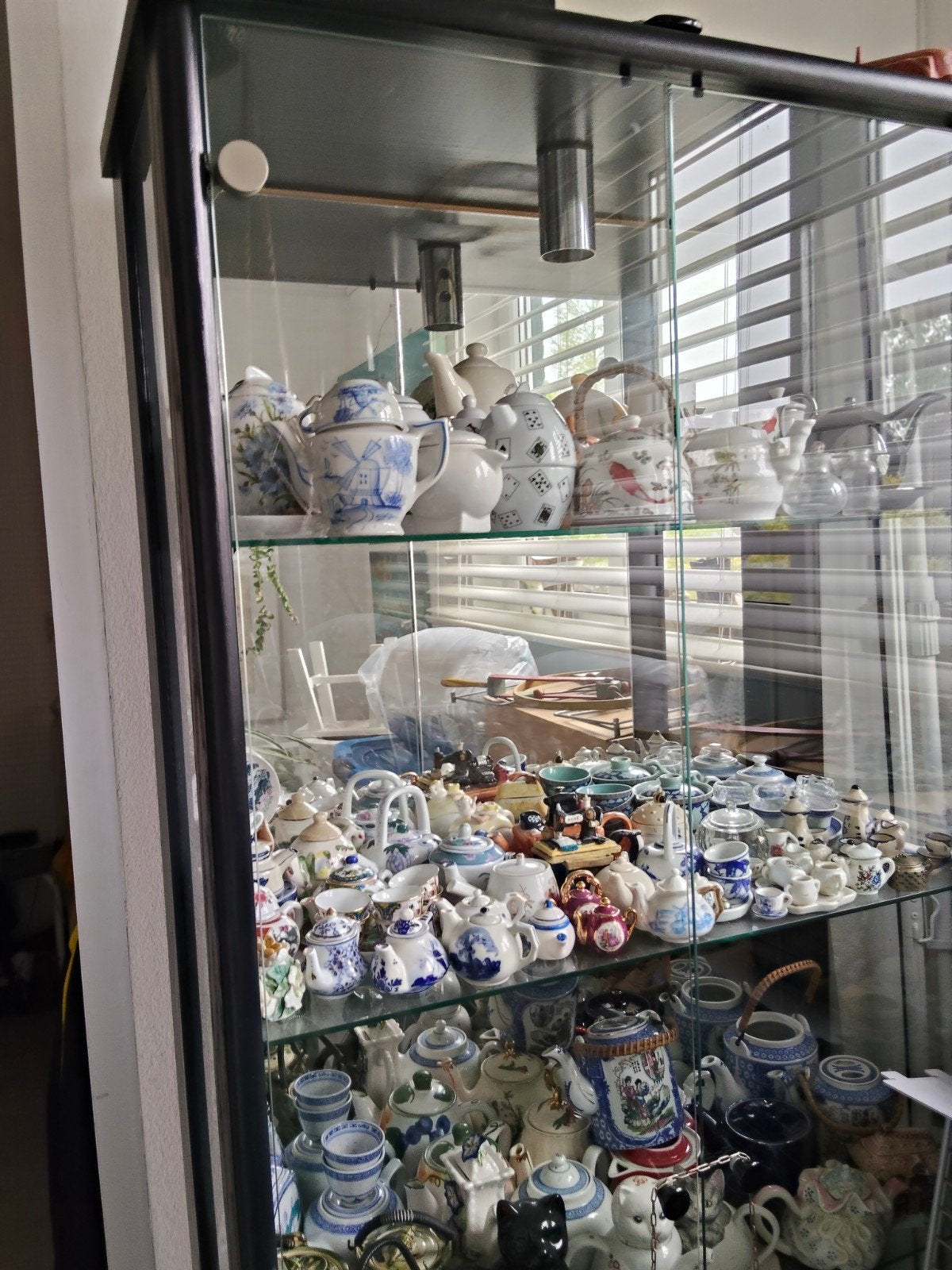 kast met kleine thee potjes., Ophalen