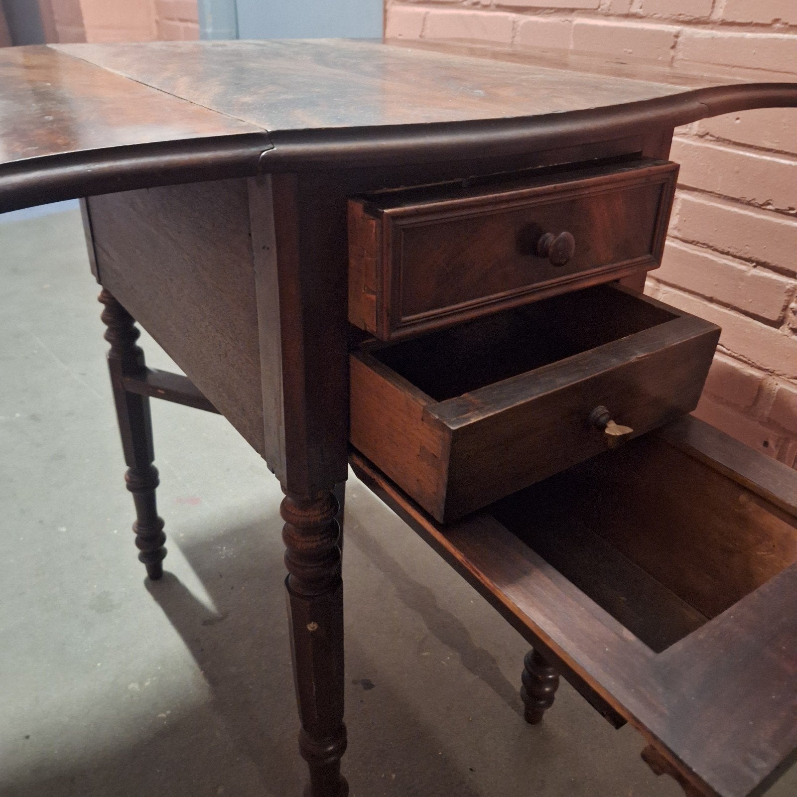 Antieke houten bijzettafel met lades herkomst Frankrijk, Ophalen of Verzenden