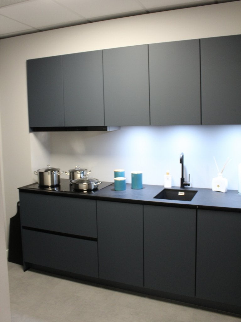 EC 5 Moderne zwarte eilandkeuken – showroommodel, Huis en Inrichting, Keuken | Complete keukens, Ophalen, Nobilia-Werke J. Stickling GmbH & Co. KG