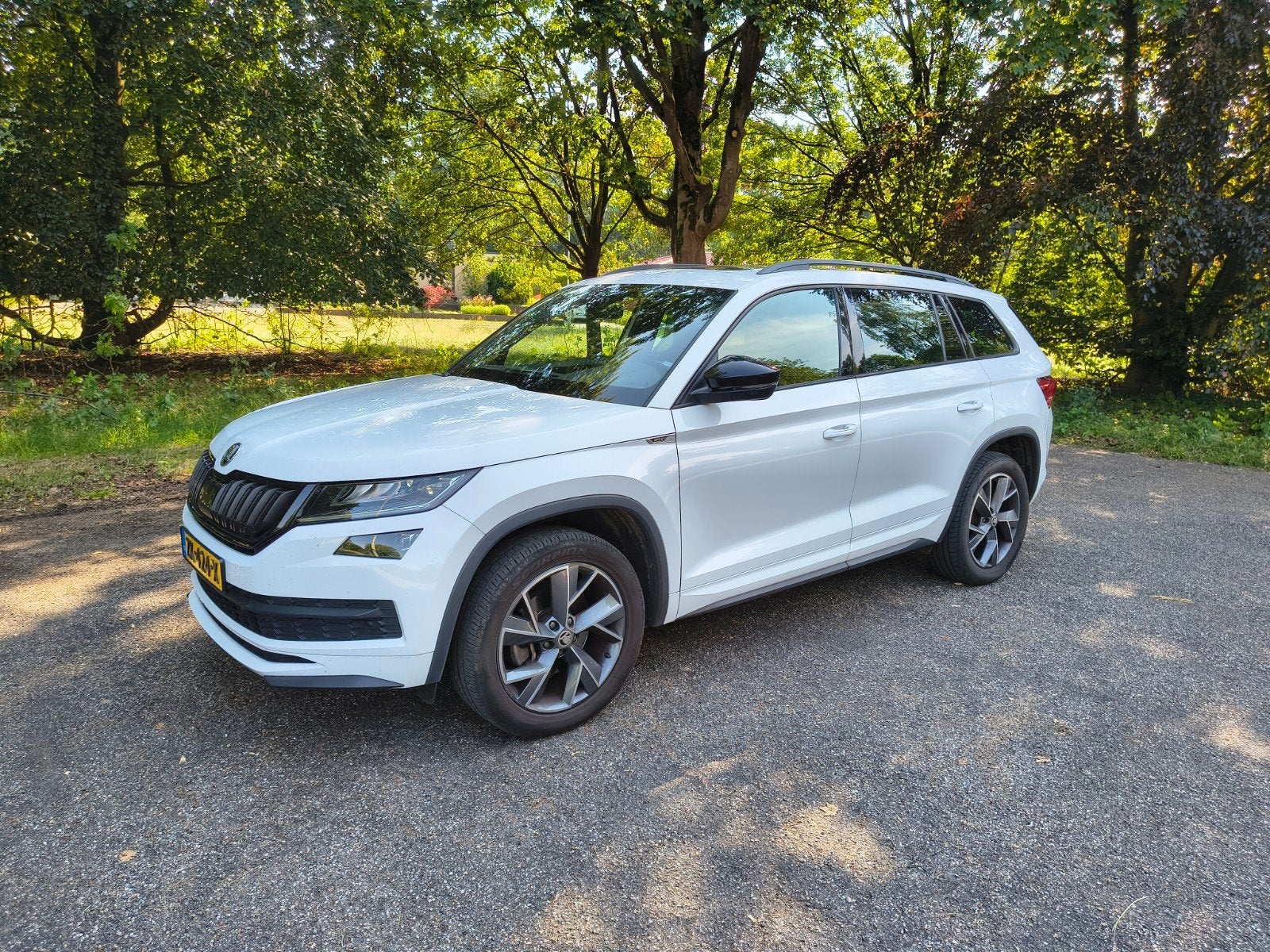 Skoda Kodiaq 1.5 TSI Sportline ACT 150pk DSG Automaat, Auto's, Skoda, 1525 kg, Parkeerassistent, 4 cilinders, Wit