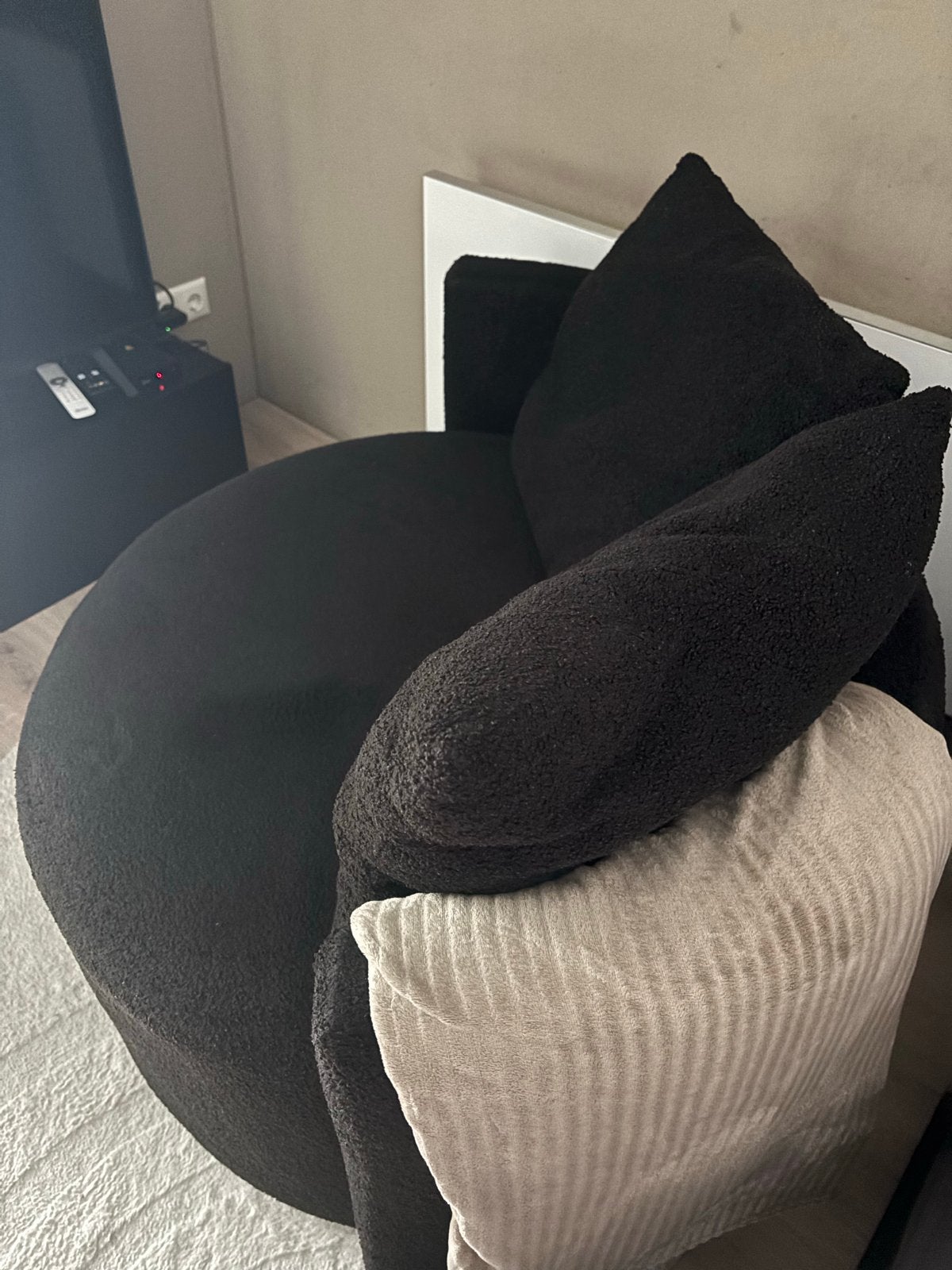 Draaiende Love Seat - Zwart Bouclé Stof  MOET NU WEG !, Huis en Inrichting, Banken | Sofa's en Chaises Longues, Tweepersoons, 75 tot 100 cm