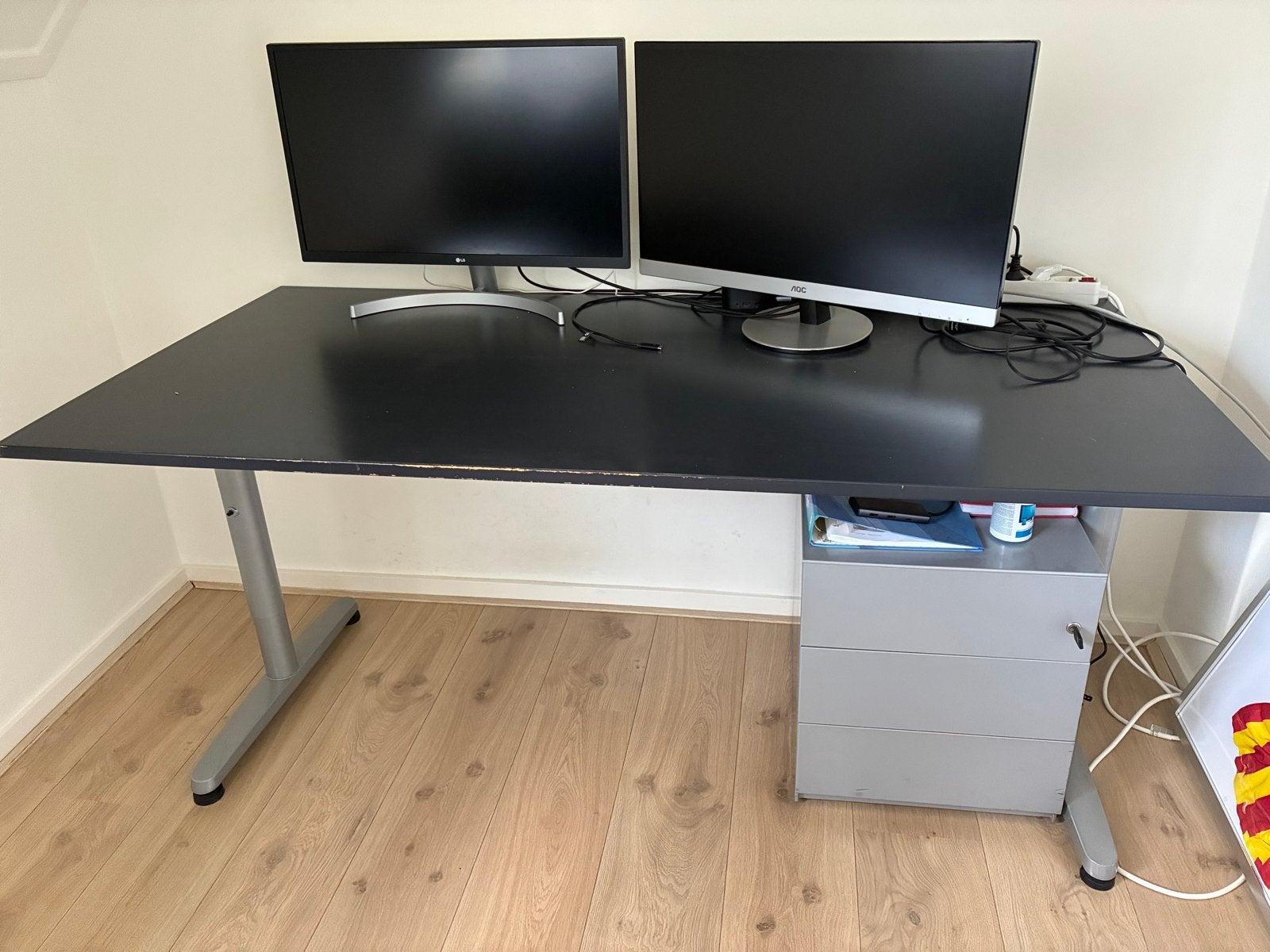 GRATIS zwart bureau met metalen onderstel, Ophalen, Zwart, Gebruikt, Metaal