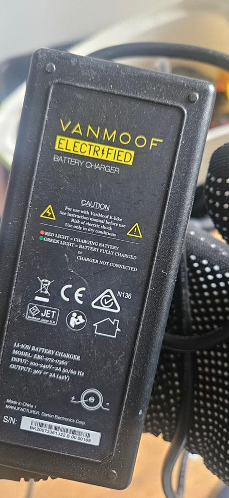 VanMoof Electrified E-bike Acculader (36V 2A), Fietsen en Brommers, Fietsaccessoires | Fietsaccu's, Ophalen of Verzenden