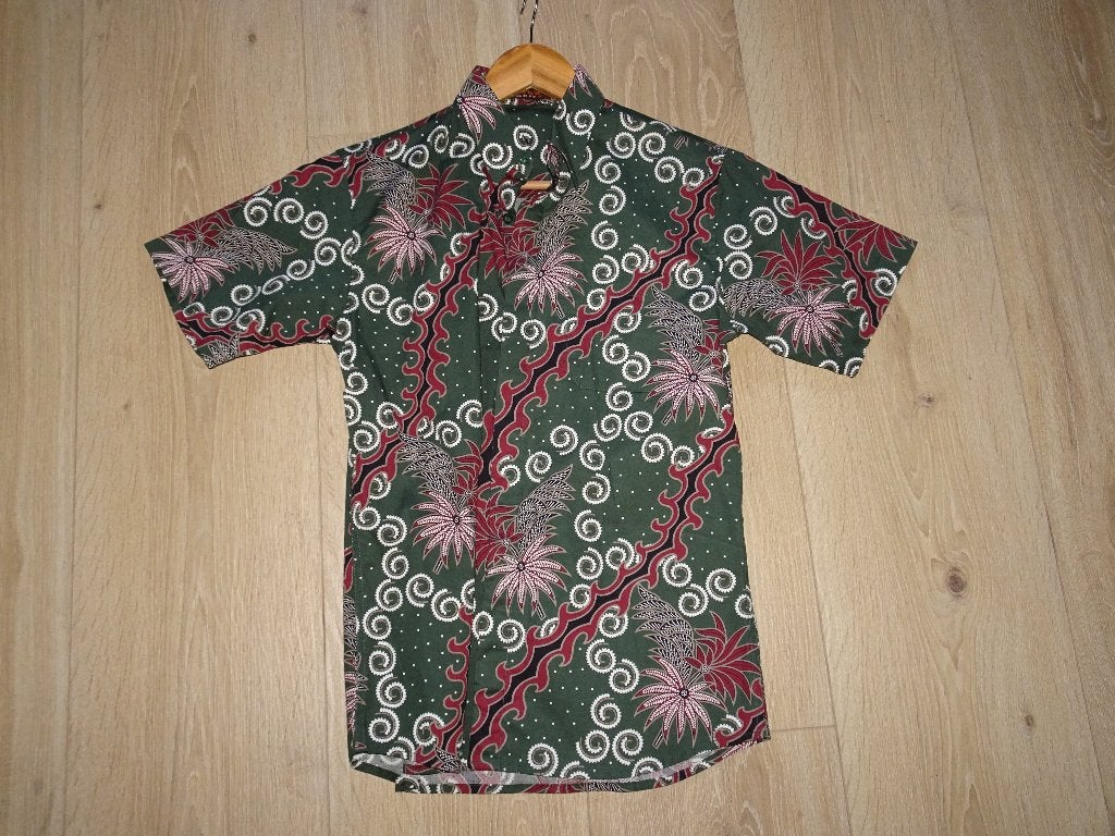 Batik herenoverhemd met korte mouwen uit Indonesië, Halswijdte 38 (S) of kleiner, Ophalen of Verzenden, Zo goed als nieuw, Krisna Wahyu