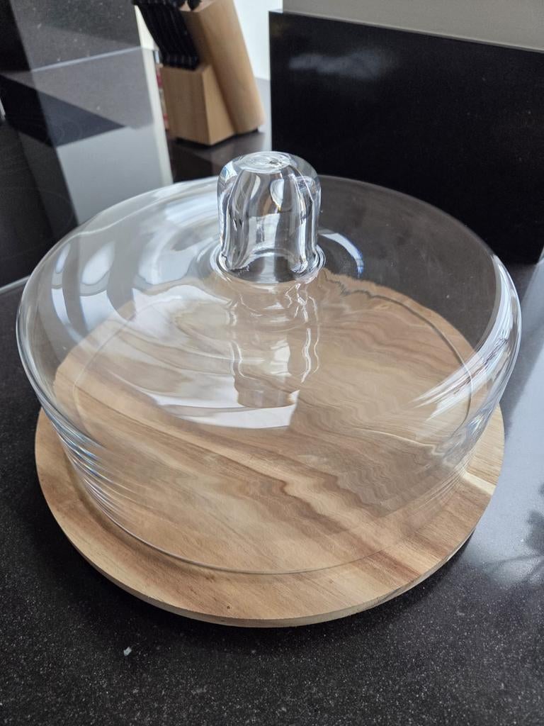 Nieuwe glazen taartstolp op houten draaiplateau, Ophalen of Verzenden, Nieuw