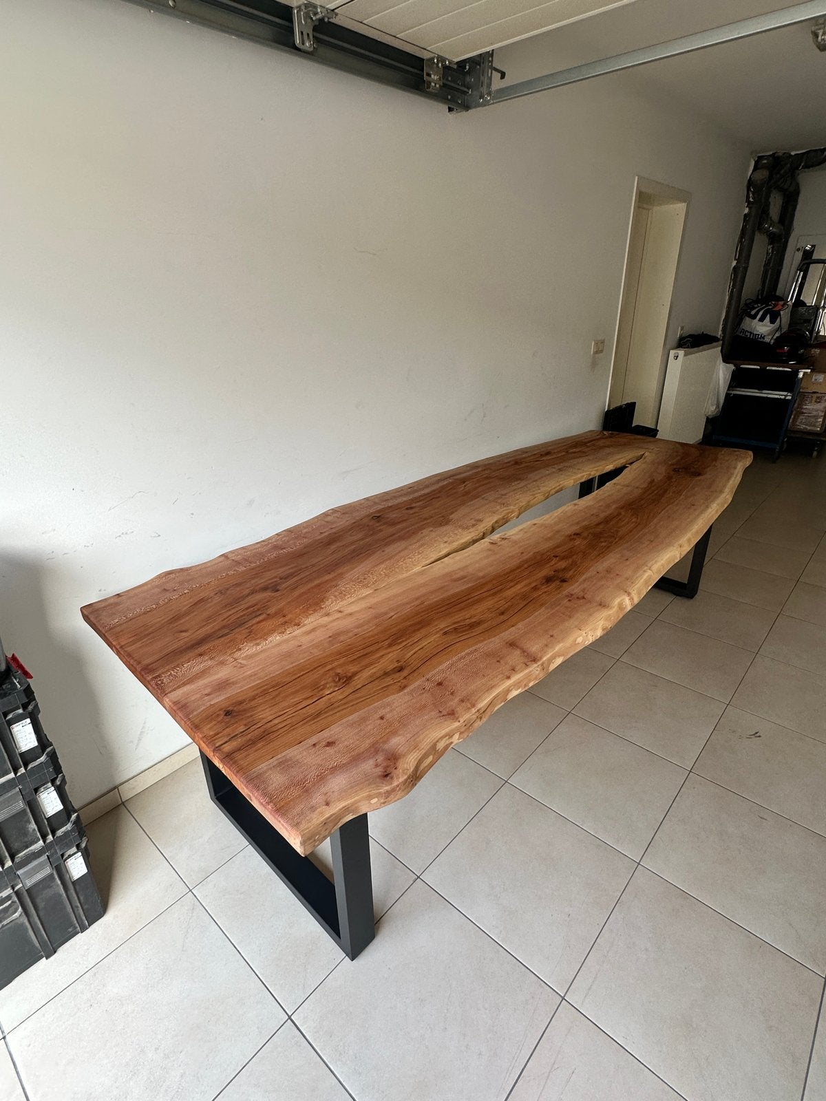 Unieke boomstamtafel met metalen onderstel, Ophalen, 100 tot 150 cm, 200 cm of meer, Zo goed als nieuw