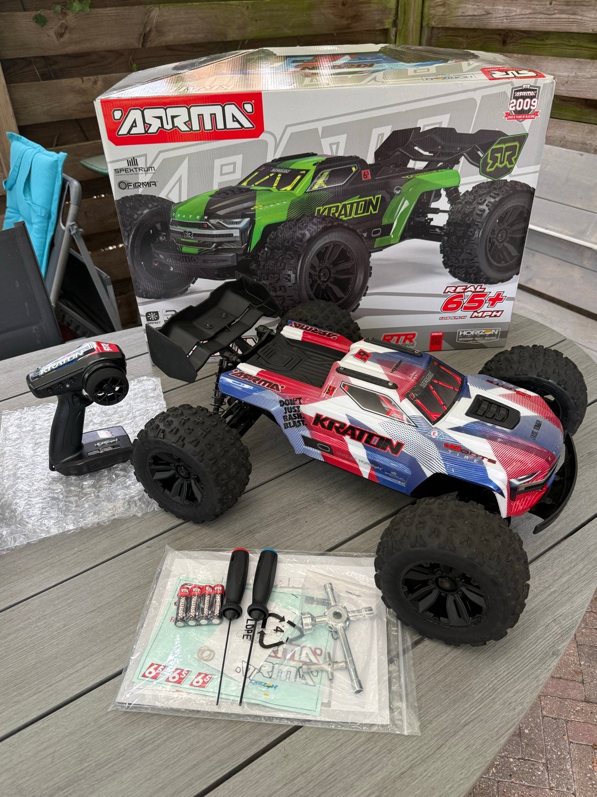 Arrma Kraton 6S V6 BLX met accu, boekje, doos en toebehoren, Hobby en Vrije tijd, Modelbouw | Radiografisch | Auto's, Auto offroad