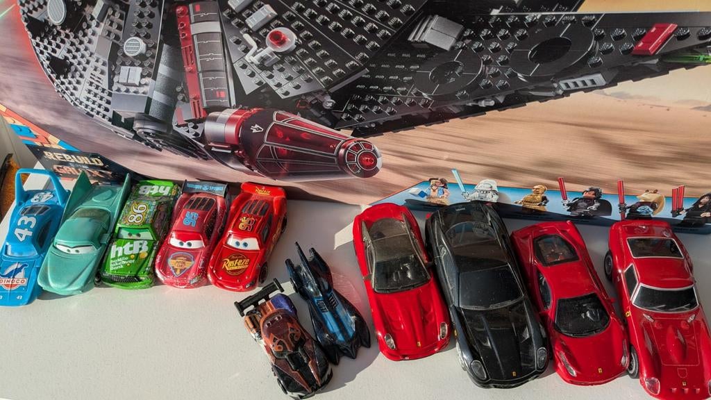 Cars Hotwheels Star wars Ferrari 11 Autootjes zgan, Ophalen of Verzenden, Zo goed als nieuw