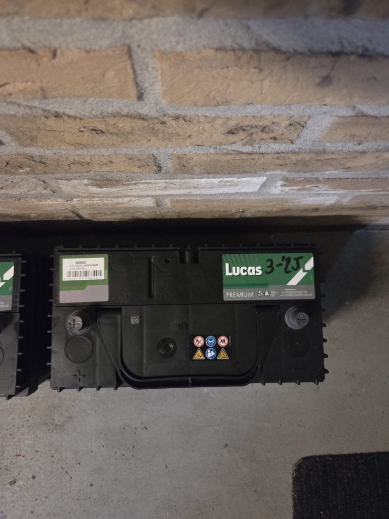 Loodaccu 12 volt merk Lucas (2x). 105 ah per stuk., Gebruikt