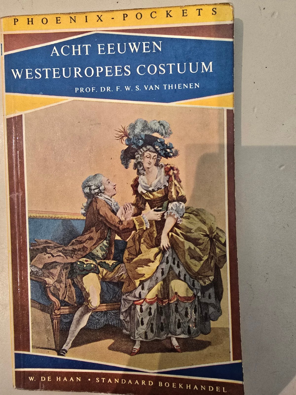 Acht Eeuwen Westeuropees Costuum - Prof. Dr. F.W.S. v Thien, Ophalen of Verzenden, Gelezen, Overige onderwerpen, Prof. Dr. F.W.S. van Thienen
