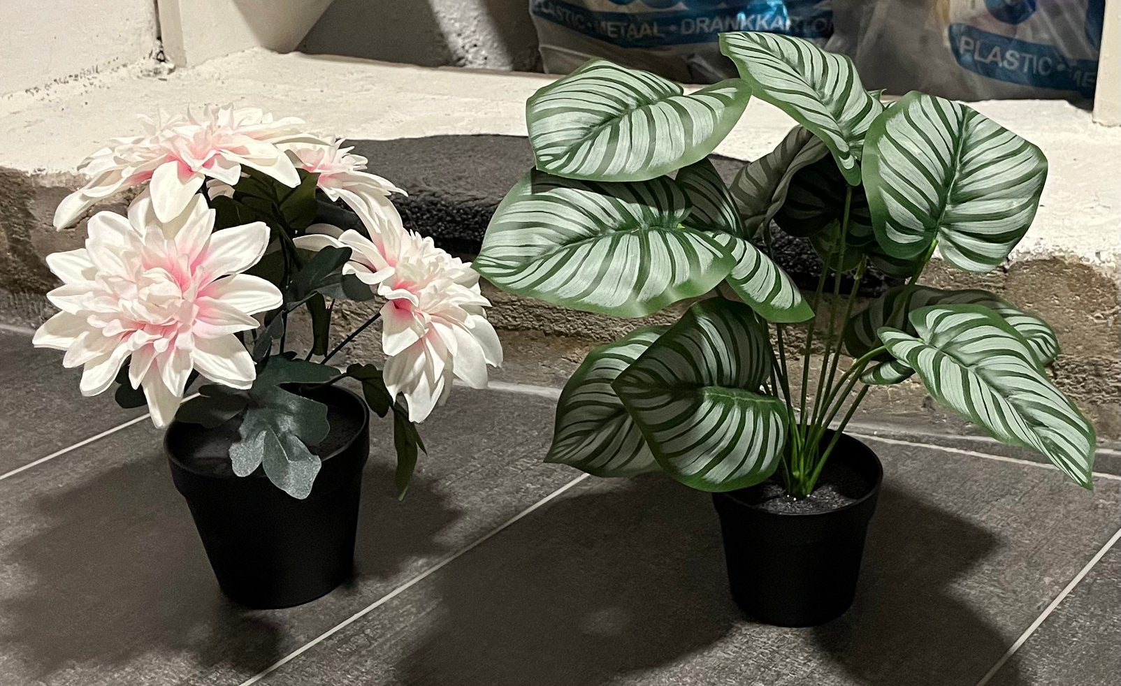 Set van 2 Kunstplanten: Dahlia en Calathea, Binnen, Kunstplant, Ophalen of Verzenden, Zo goed als nieuw
