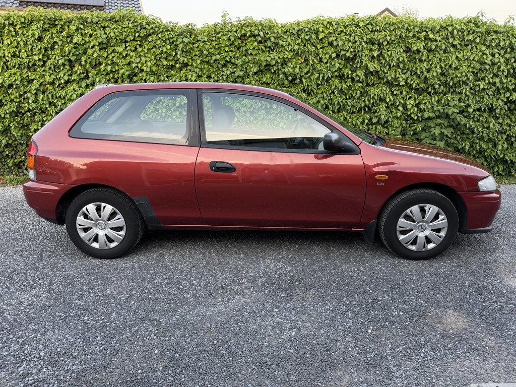 Mazda 323 1.5i P LX | Trekhaak | Radio / CD | APK tot 05-10-, Voorwielaandrijving, Stof, 4 cilinders, 400 kg