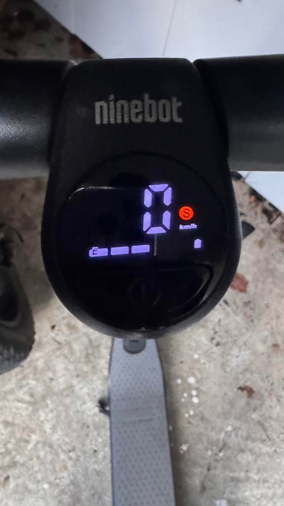 Segway ninebot ES1 20KMH, Fietsen en Brommers, Steps, Ophalen of Verzenden, Zo goed als nieuw, Elektrische step (E-scooter)