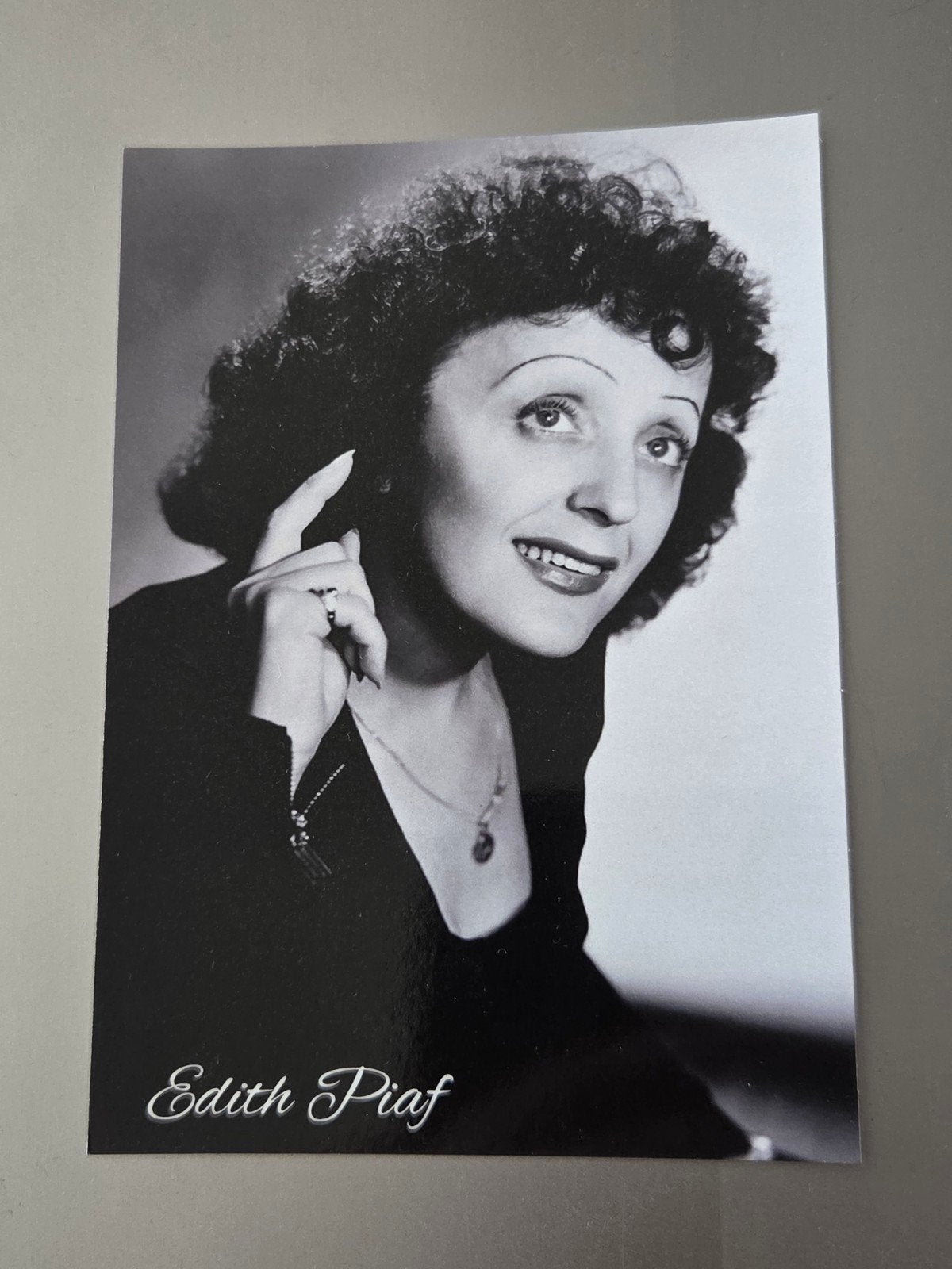 Zwart-wit fotokaart van Edith Piaf, Ophalen of Verzenden, Zo goed als nieuw, Overige onderwerpen, Foto