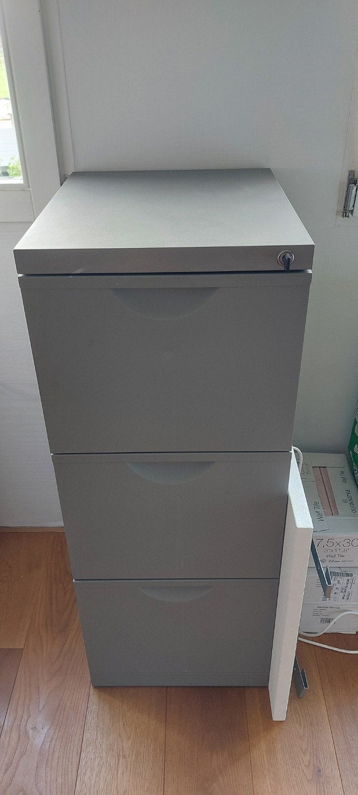 Grijze archiefkast met 3 laden, afsluitbaar, Minder dan 50 cm, Gebruikt, 100 tot 150 cm, Modern kantoor