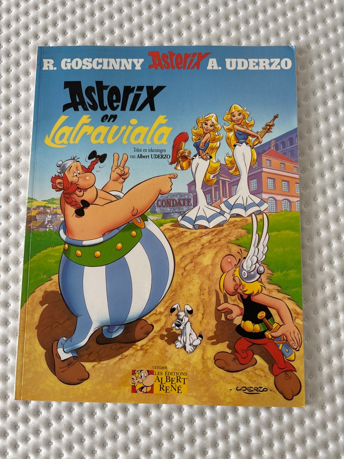 Asterix en Latraviata - Stripboek, Boeken, Eén stripboek, Ophalen of Verzenden, Gelezen
