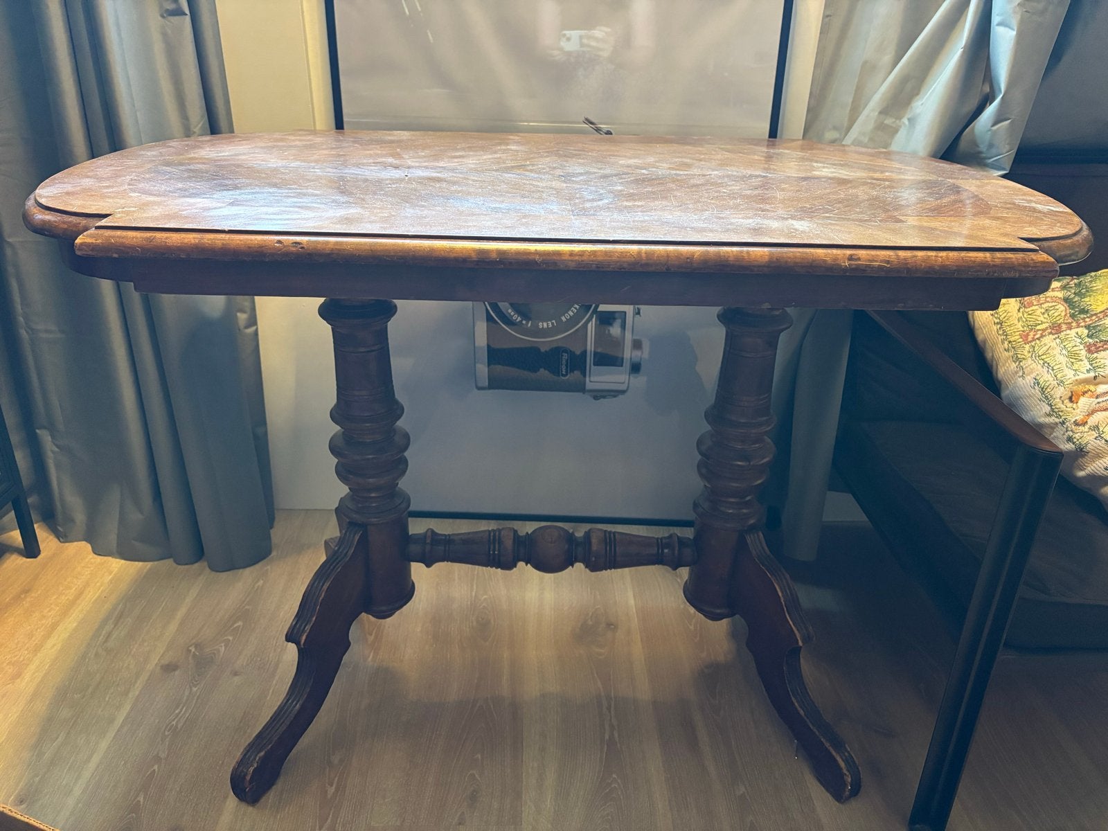 Vintage houten tafel met sierlijke poten, Ophalen