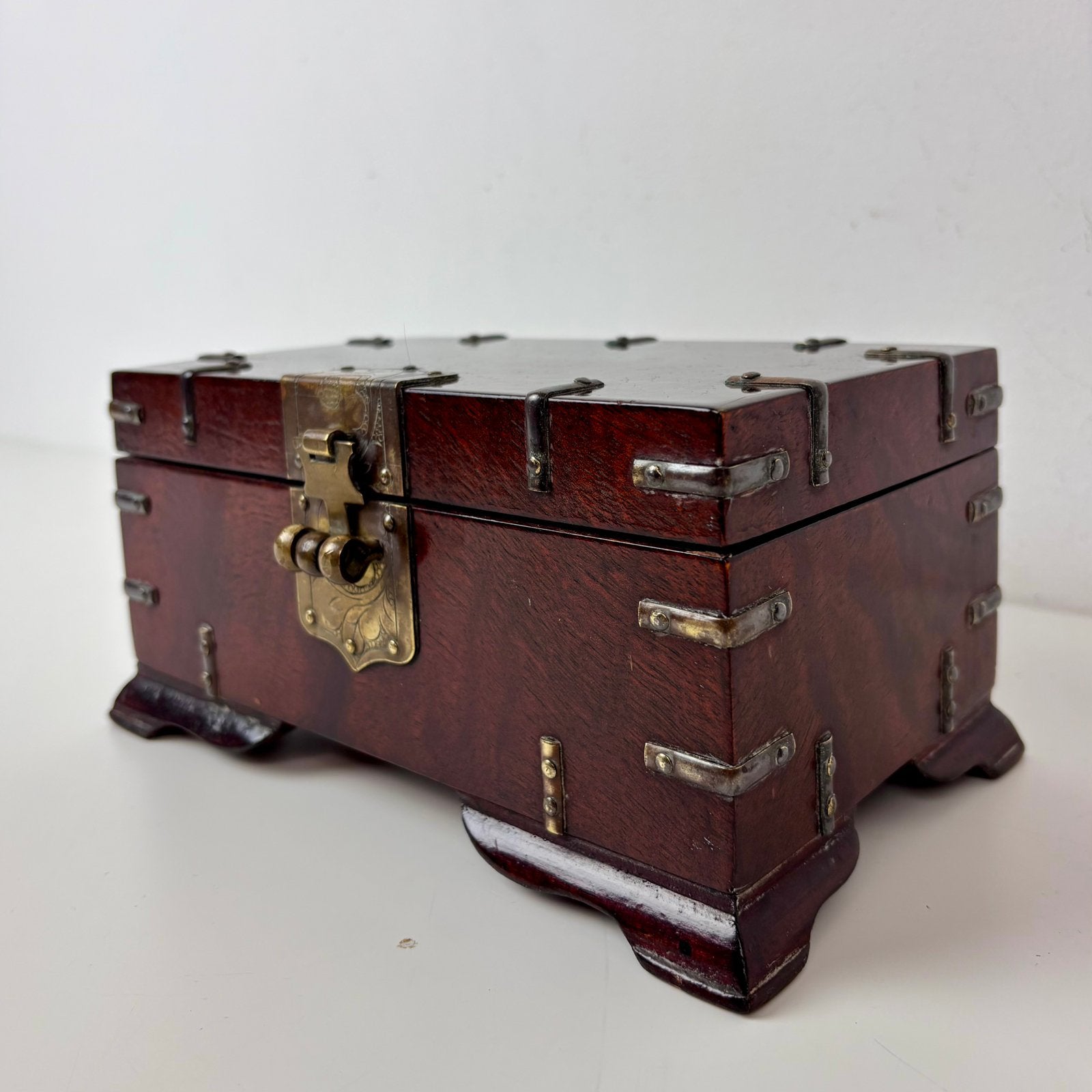 Aziatisch houten sieradendoos met kalligrafie‑bekleding 1950, Ophalen of Verzenden