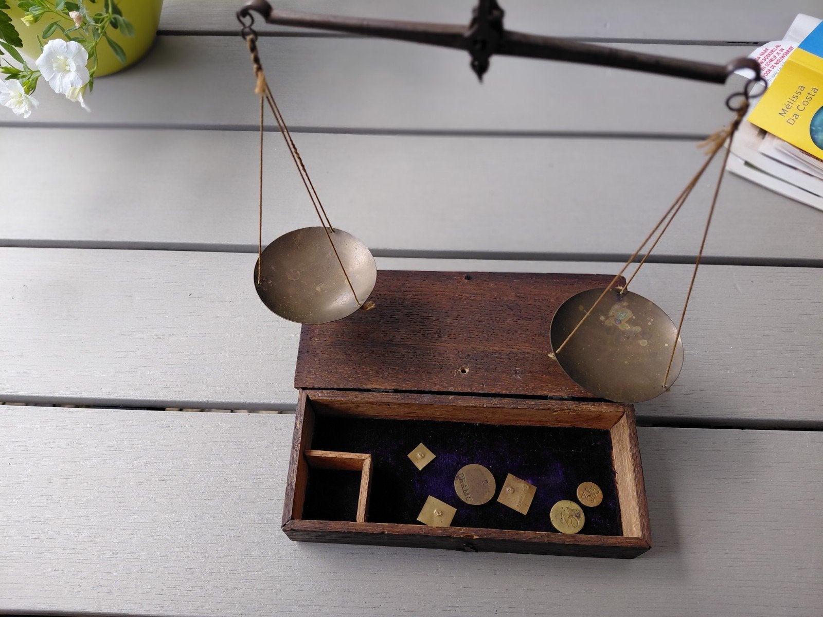 ANTIEKE GOUD WEEGSCHAAL MET GEWICHTJES  MOOI GAAF, Ophalen of Verzenden, Goud