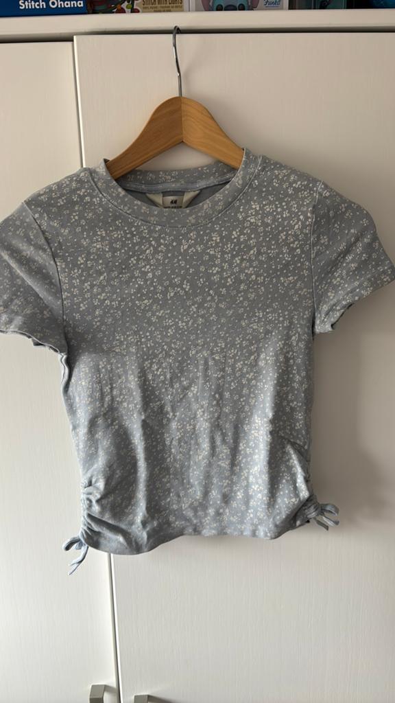 H&M shirt lichtblauw met witte bloemen opdruk mt170, Kinderen en Baby's, Kinderkleding | Maat 170, Ophalen of Verzenden, Zo goed als nieuw
