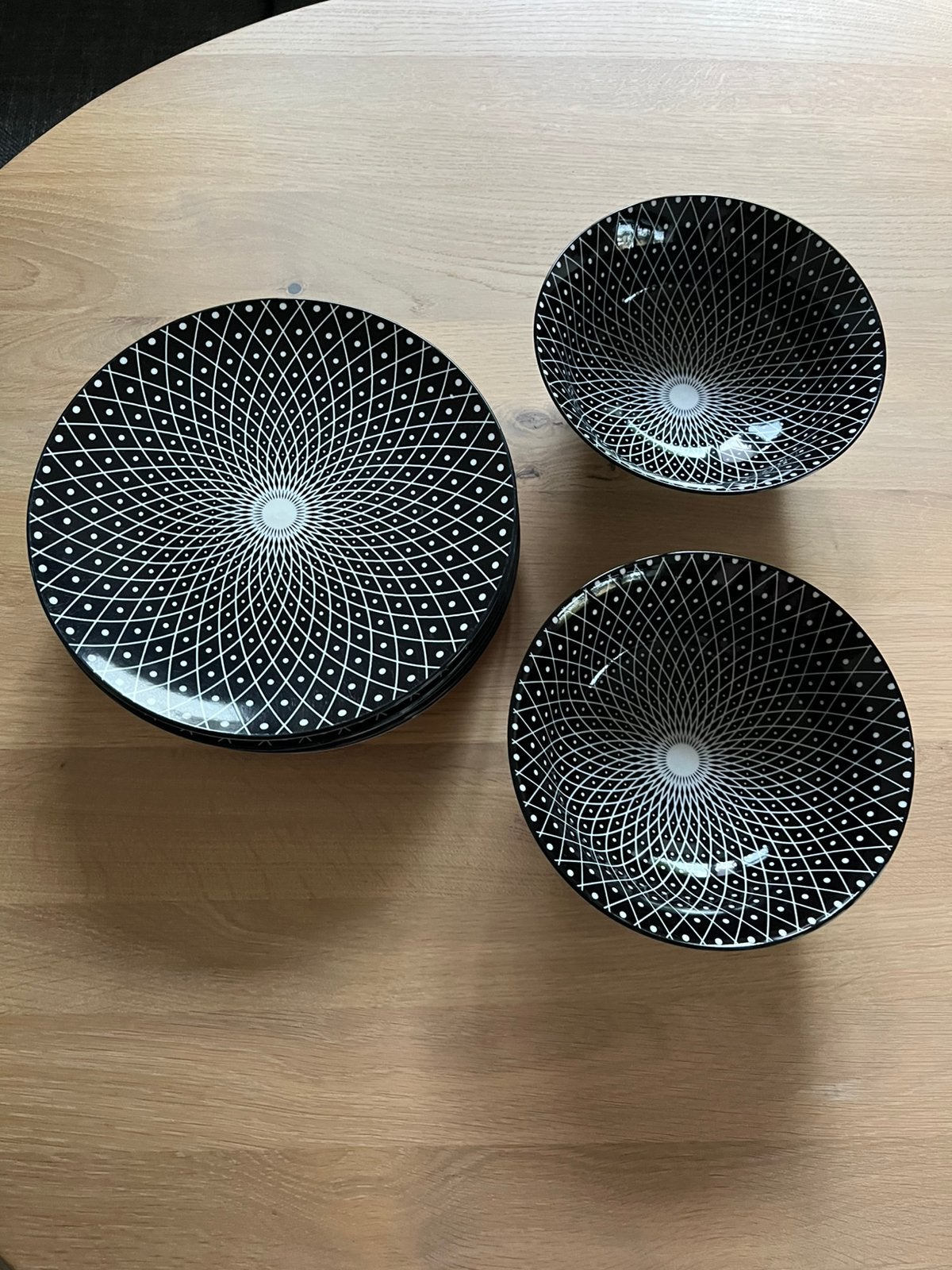 Loods 5 zwart wit servies 6 borden en 2 schalen, Ophalen, Overige merken, Zo goed als nieuw, Bord(en)