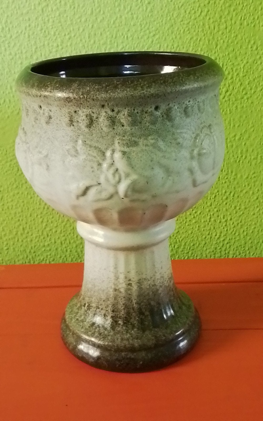 💐VINTAGE BLOEMPOT MET RELIËF ROZENSLINGER WEST GERMANY, Tuin en Terras, Bloempotten, Ophalen, Rond, Aardewerk, Minder dan 40 cm