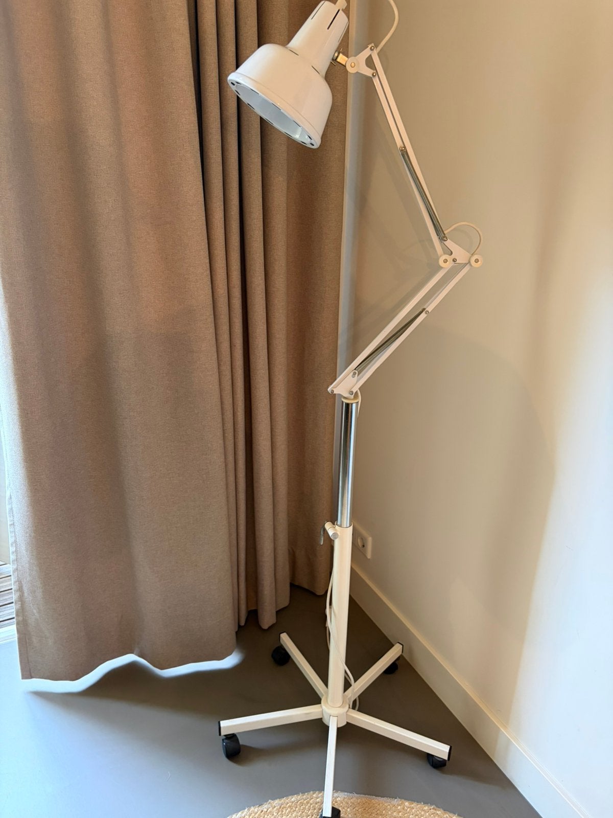 Grote vintage architectenlamp / vloerlamp op wielen – wit, Ophalen, Zo goed als nieuw, 150 tot 200 cm