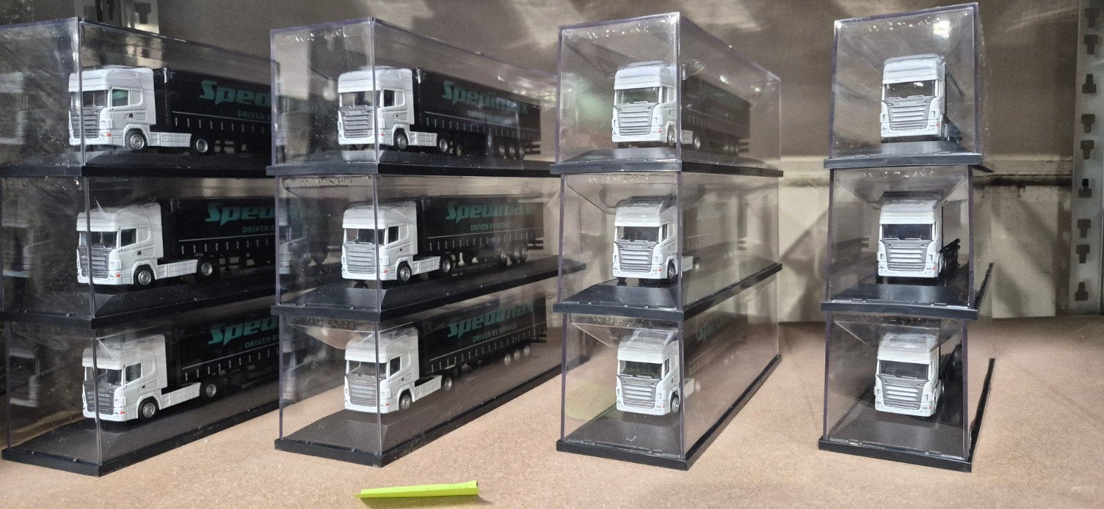 Diverse Miniatuur Trucks (1:87) met Vitrine - Holland Oto, Overige merken, Holland oto, Holland oto, Bus of Vrachtwagen