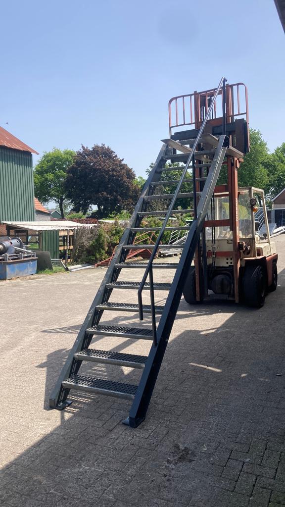 Stalen trap, Ophalen, Zo goed als nieuw, 2 tot 4 meter