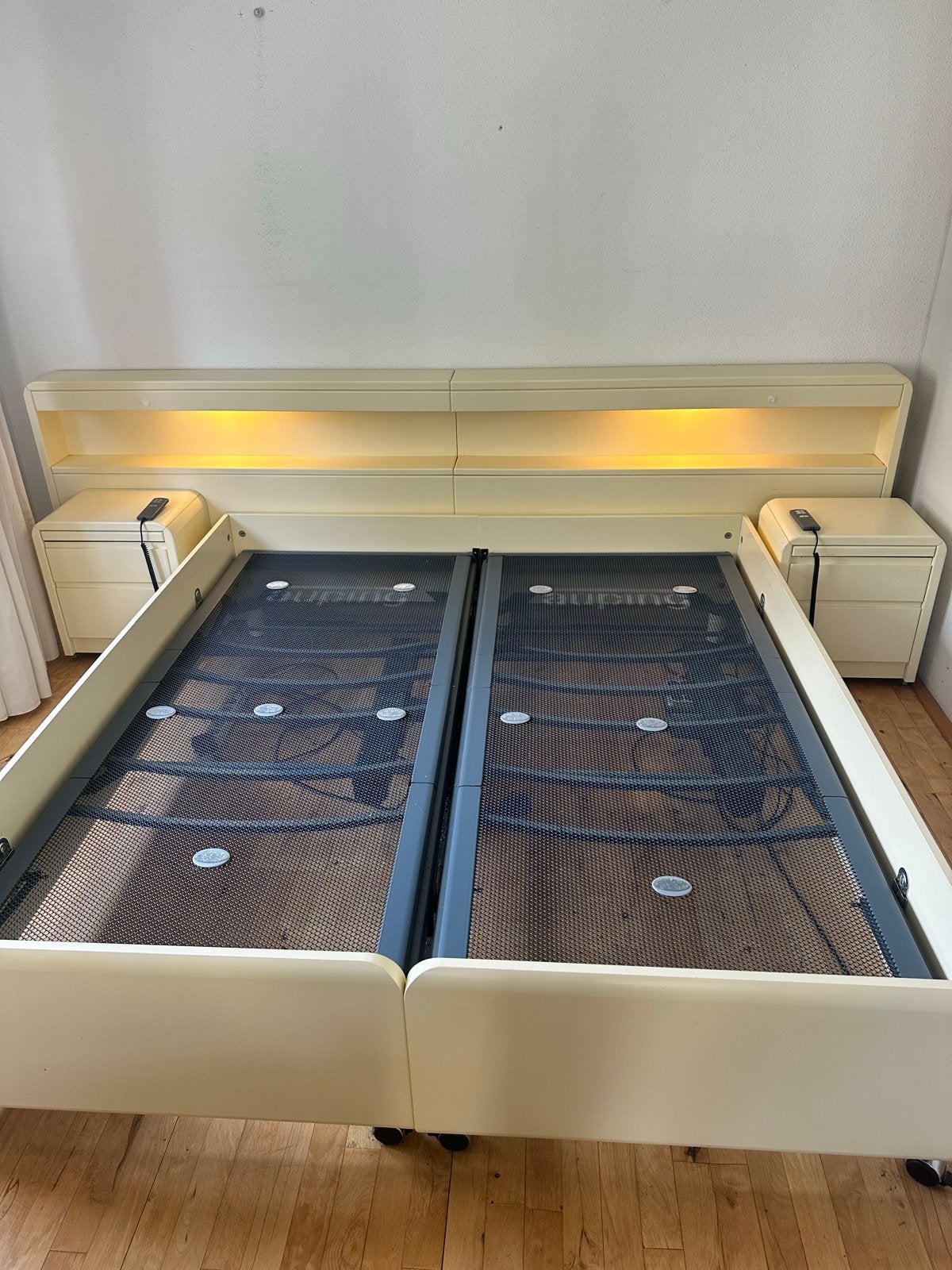 Auping bed met verstelbare bedbodems en nachtkastjes, Huis en Inrichting, Ophalen, Overige materialen, Tweepersoons, 180 cm
