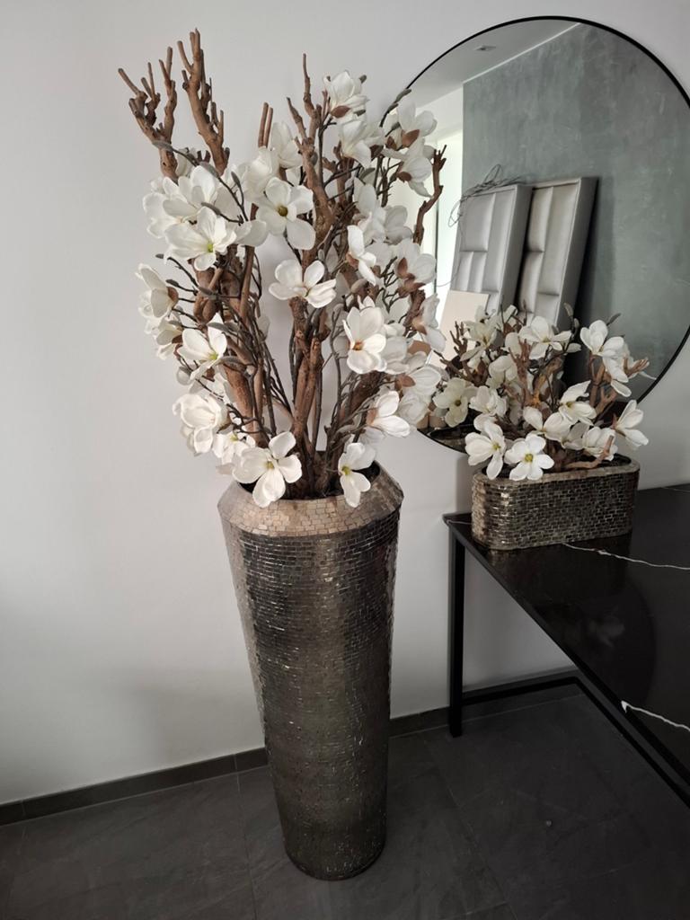 Grote vaas met kunstbloemen - magnolia, Ophalen, Overige materialen, Overige kleuren, Zo goed als nieuw