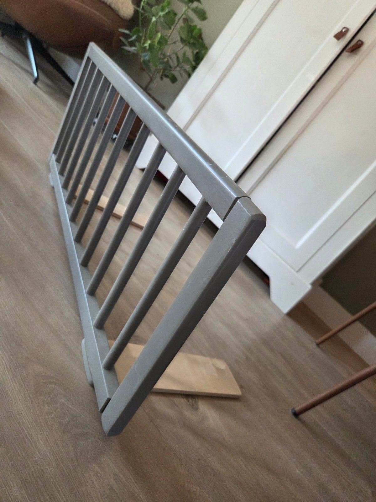 Gratis af te halen: Grijs houten bedhekje, Huis en Inrichting, Slaapkamer | Bedden, Gebruikt, 90 cm, Eenpersoons, Ophalen of Verzenden