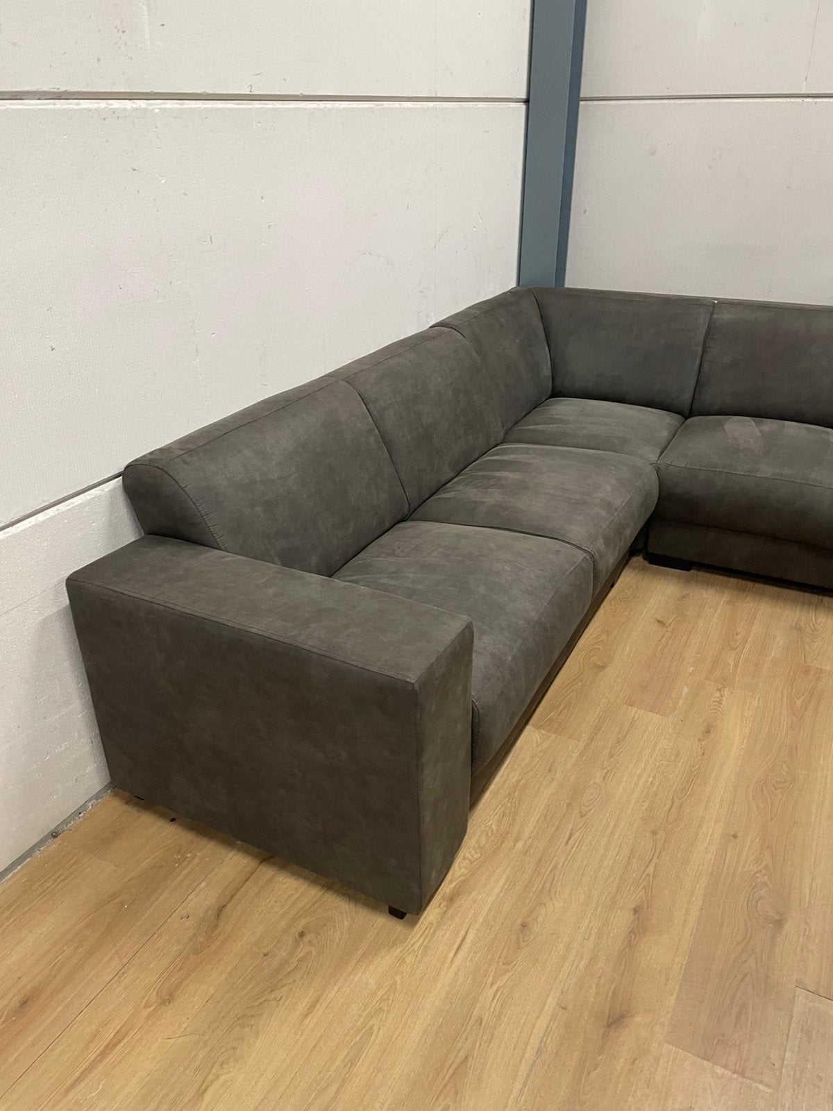 Mooie luxe suede antraciet taupe hoekbank - GEREINIGD!!!, Huis en Inrichting, Ophalen, 250 tot 300 cm, Luxe, Hoekbank