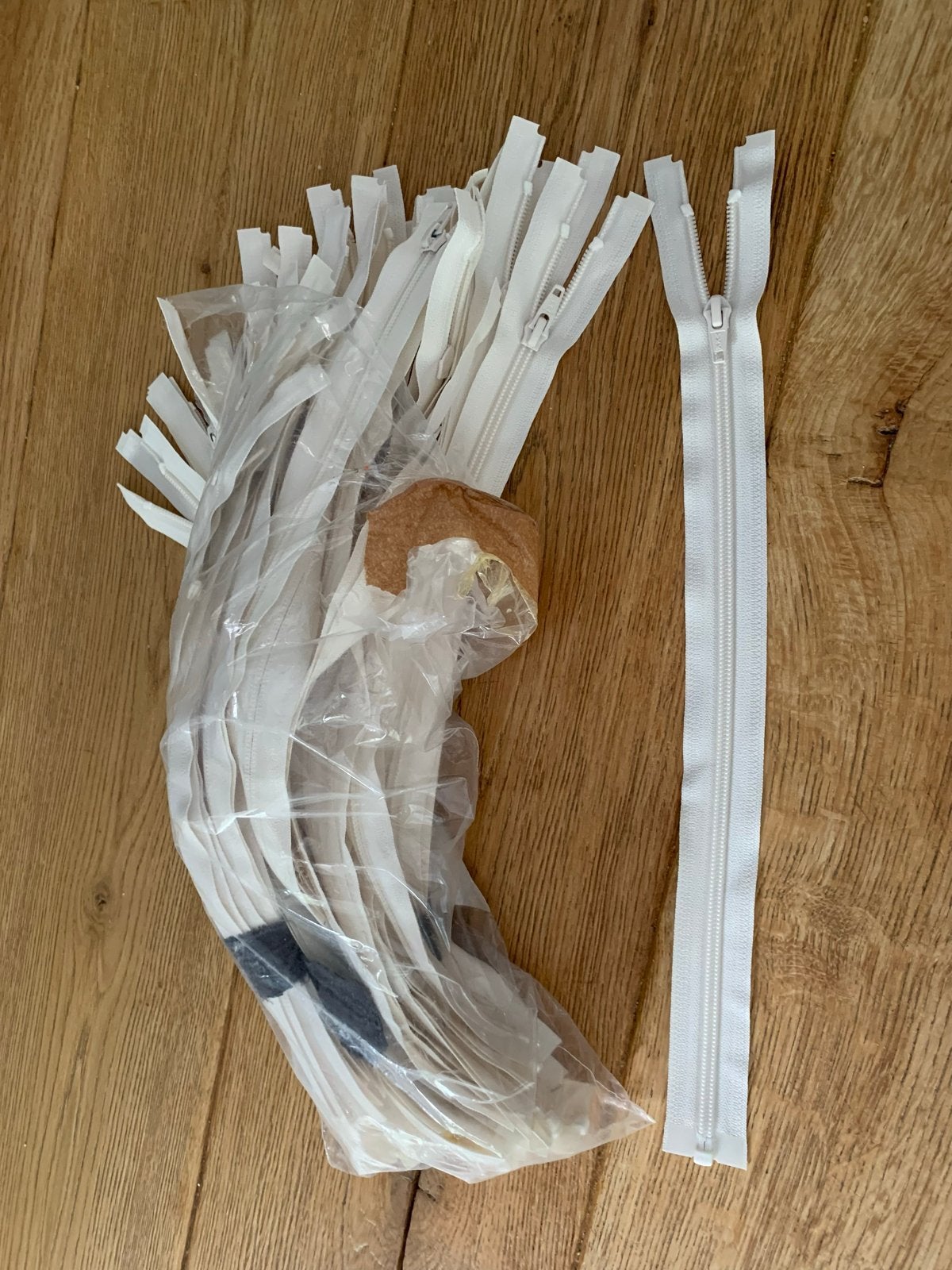 49x YKK spiraal rits off white 40cm - Nieuw, Hobby en Vrije tijd, Naaien en Fournituren, Ophalen of Verzenden, Nieuw, Rits of Sluiting