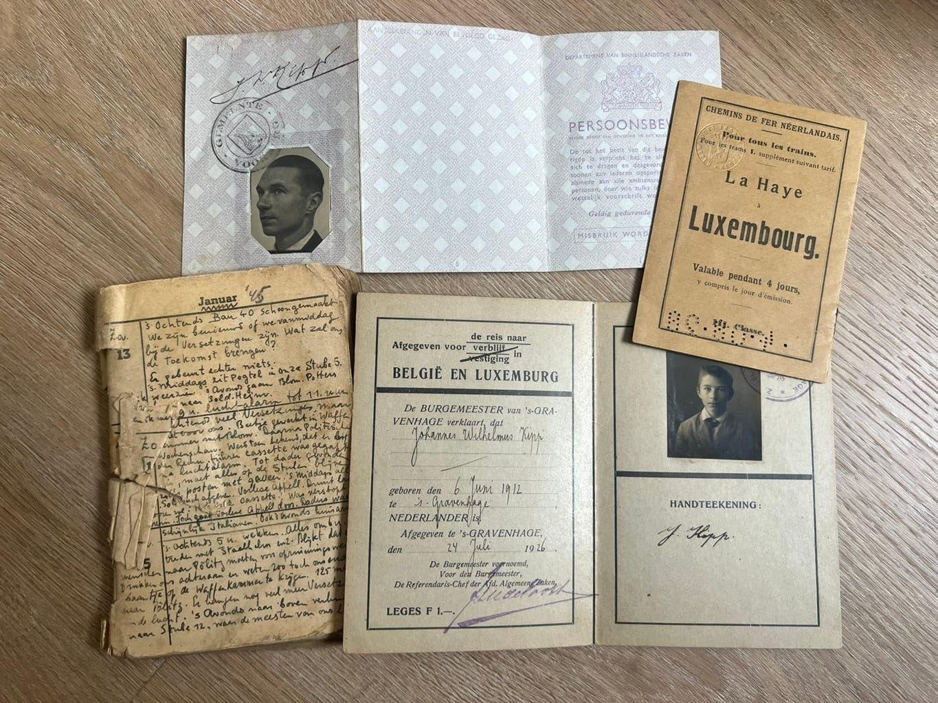 Nederlands persoonsbewijs + dagboek vrijwilliger voorburg, Verzenden, Nederland, Embleem of Badge