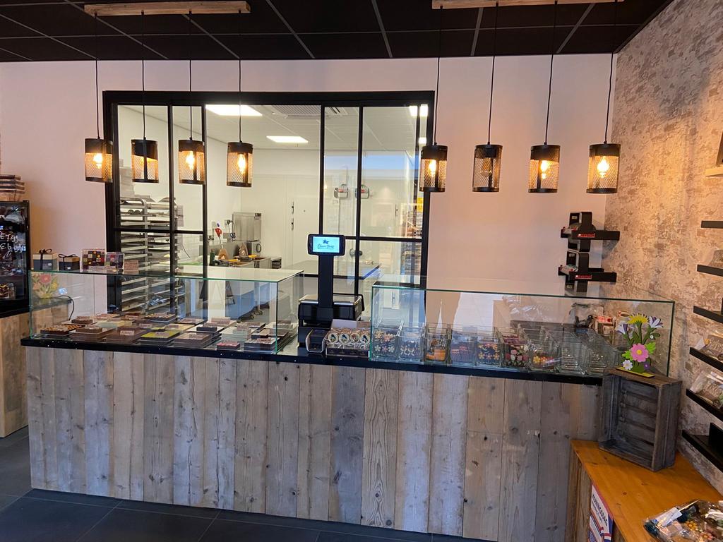Moderne chocolaterie toonbank met glazen vitrine, Ophalen, Meubilair
