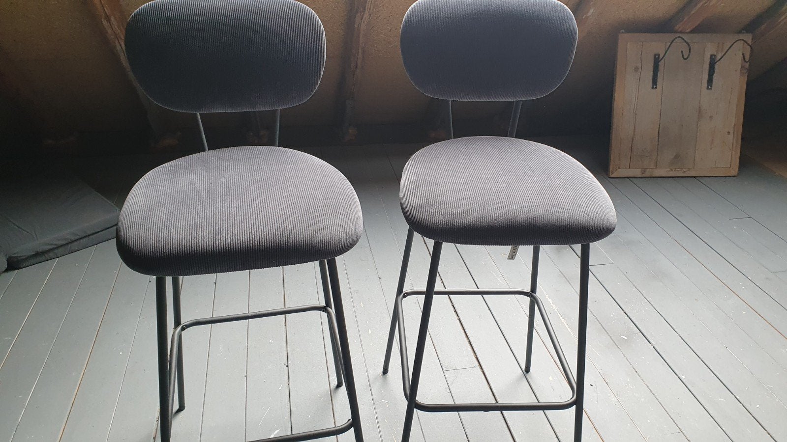 Set van 2 moderne barkrukken - Grijs ribfluweel, 2 krukken, Ophalen, Zo goed als nieuw, 60 tot 90 cm