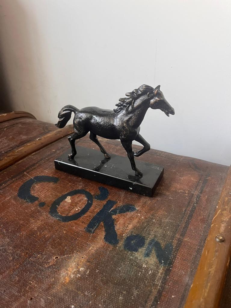 Bronzen paard op marmeren sokkel, Antiek en Kunst, Kunst | Beelden en Houtsnijwerken, Beeld, Brons, Zoogdier, Minder dan 20 cm