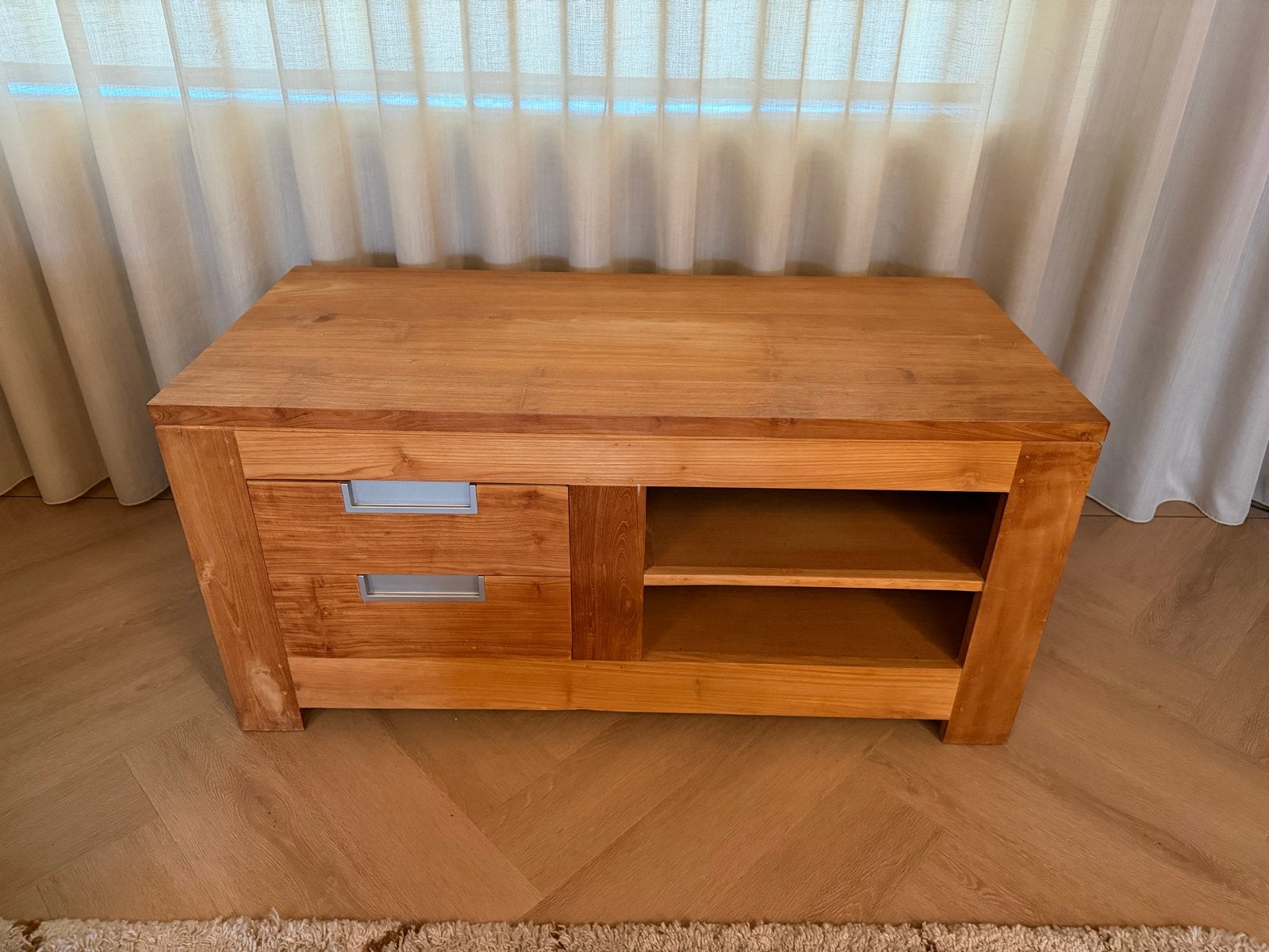 Massief houten tv-meubel met lades en open vakken, Ophalen, Gebruikt, 100 tot 150 cm, Minder dan 100 cm