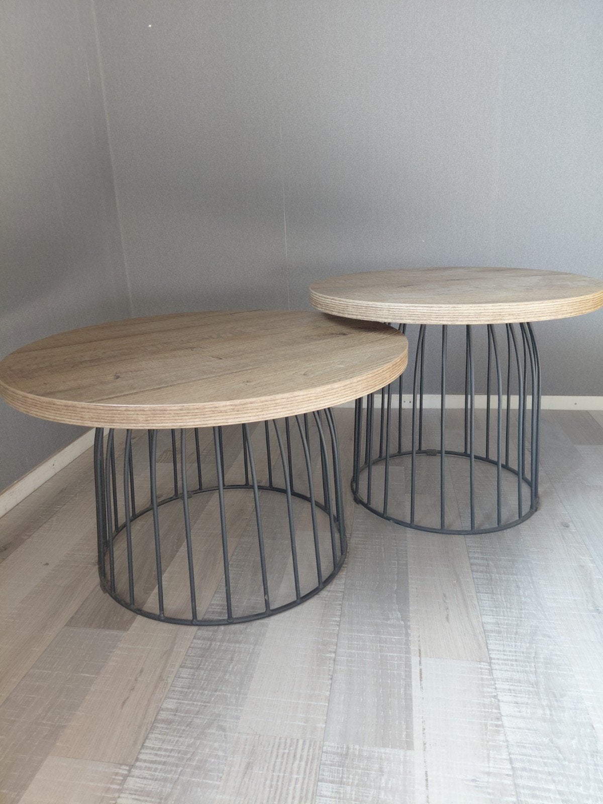 Set van 2 bijzettafels met houten blad en metalen onderstel, Ophalen, Minder dan 45 cm, Gebruikt, Rond