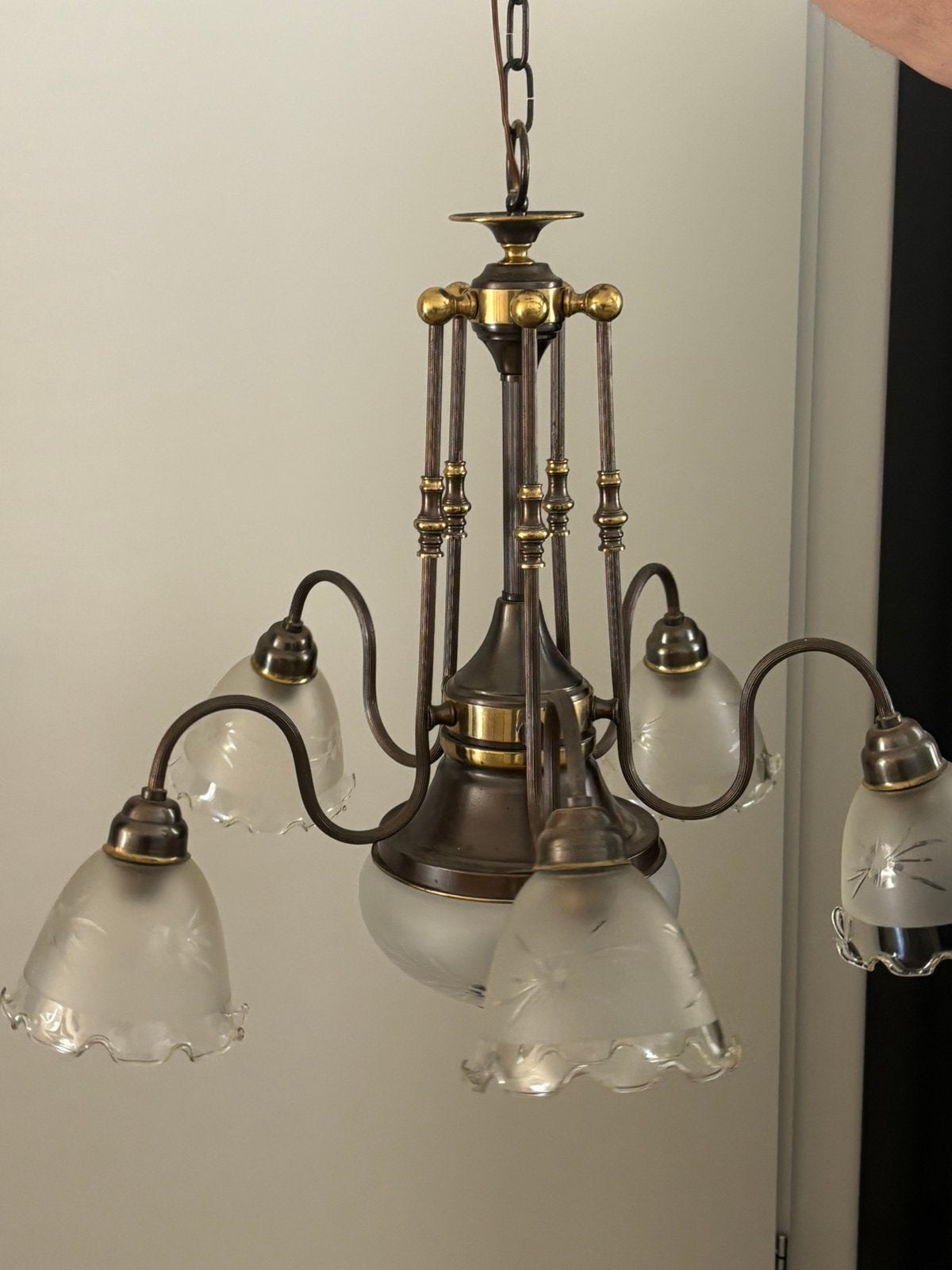 Mooie oude hanglamp messing met glazen kappen, Ophalen, Zo goed als nieuw