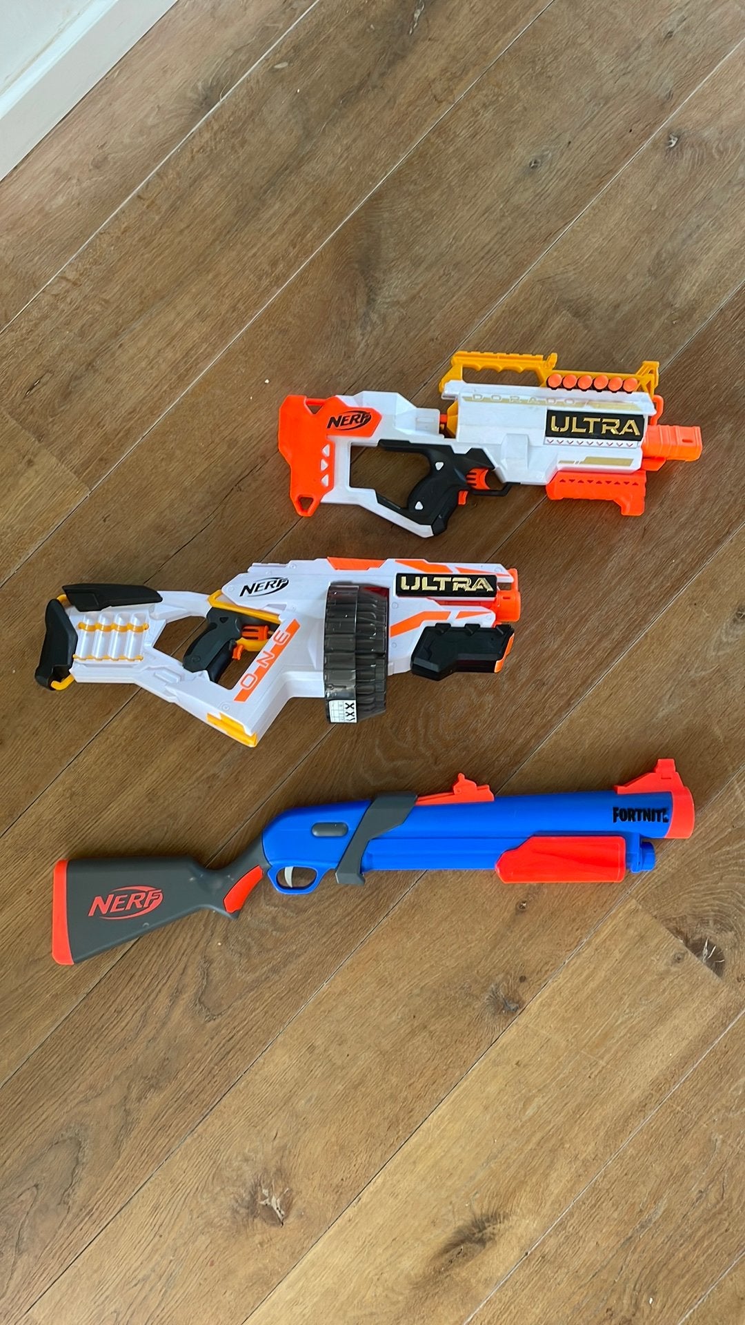 Nerf guns 2x elektrisch 1x fortnite, Ophalen of Verzenden, Zo goed als nieuw