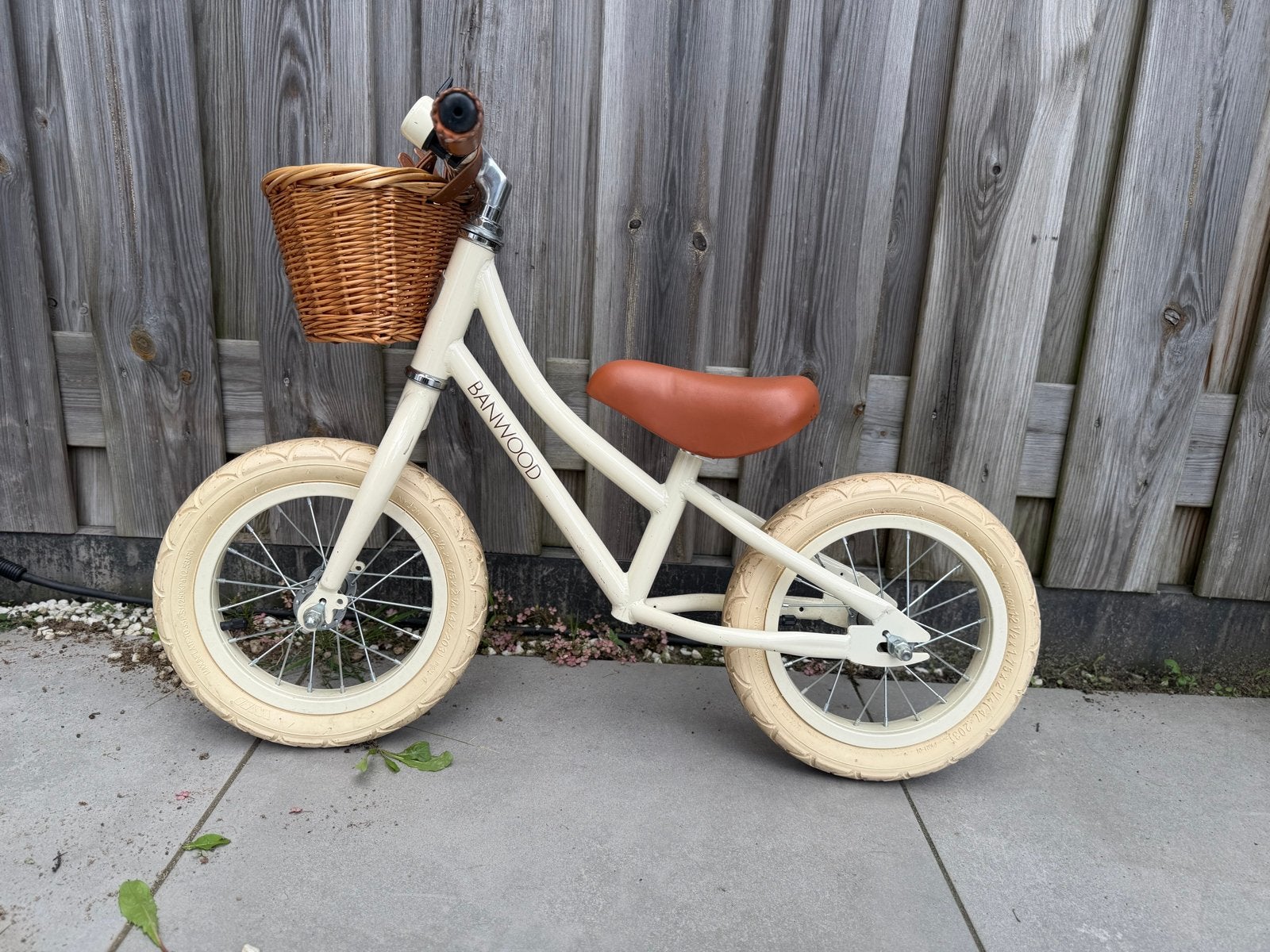 Banwood loopfiets met mandje - Zo goed als nieuw, Fietsen en Brommers, Ophalen, Zo goed als nieuw, Velgrem, 16 tot 20 inch