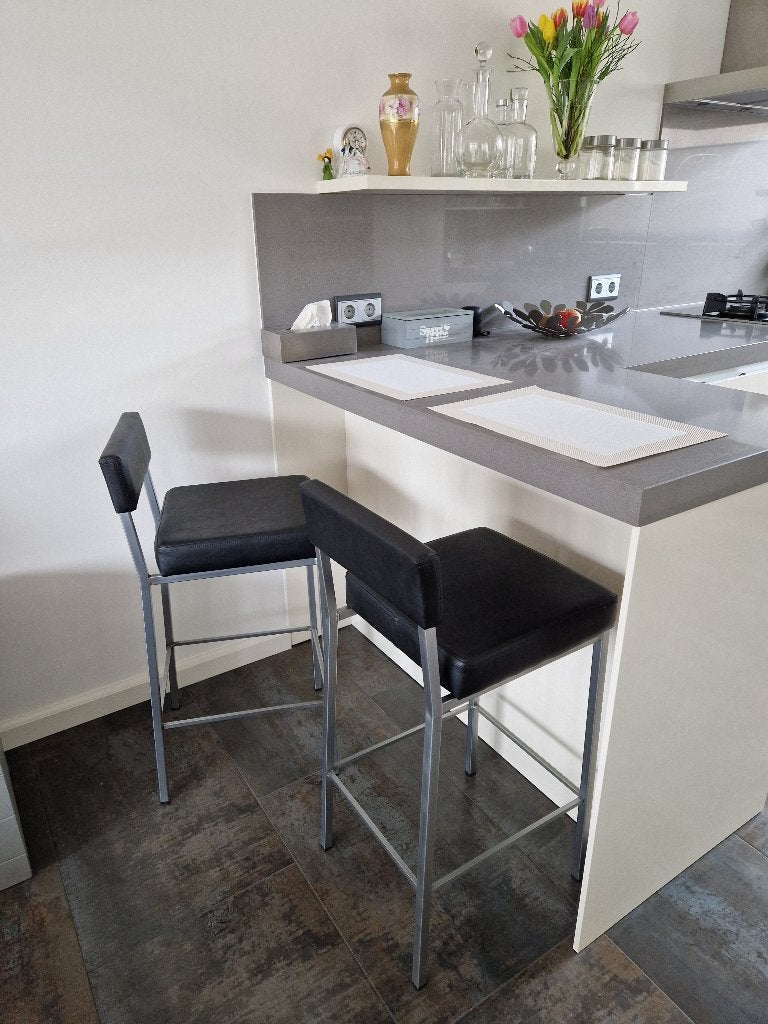 Barkrukken RVS met zwart kunstleer, Huis en Inrichting, Barkrukken, Ophalen, Met voetsteun, 60 tot 90 cm, Nieuw