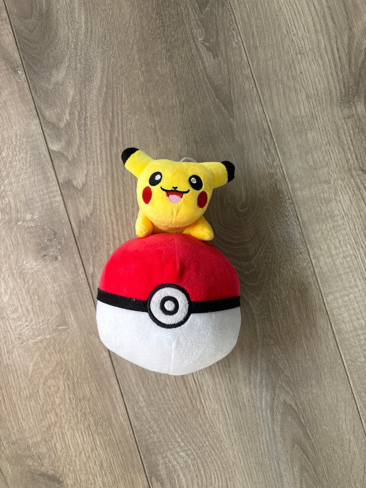 Pikachu op Pokébal knuffel met zuignap - 20 cm, Kinderen en Baby's, Gebruikt, Overige merken, Overige typen, Ophalen of Verzenden