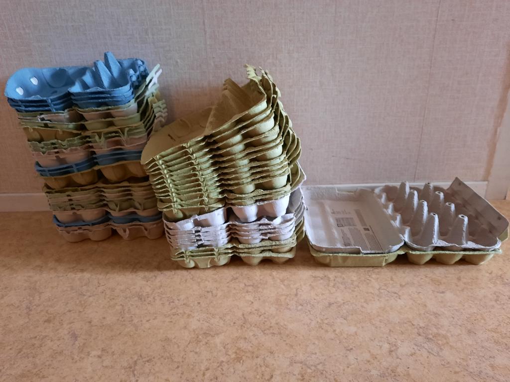 lege eierdozen, Ophalen, Gebruikt, Drinken en Voederen