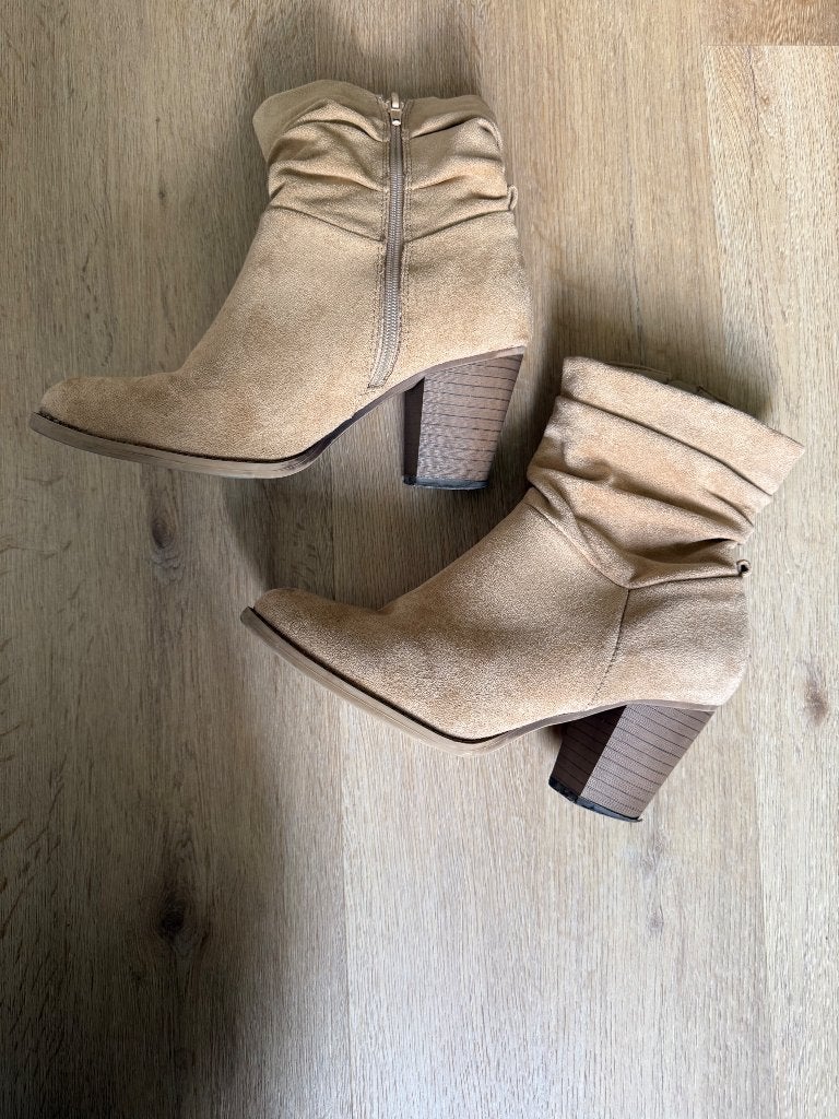 Laarzen, Beige, Lage of Enkellaarzen, Ophalen of Verzenden, Zo goed als nieuw