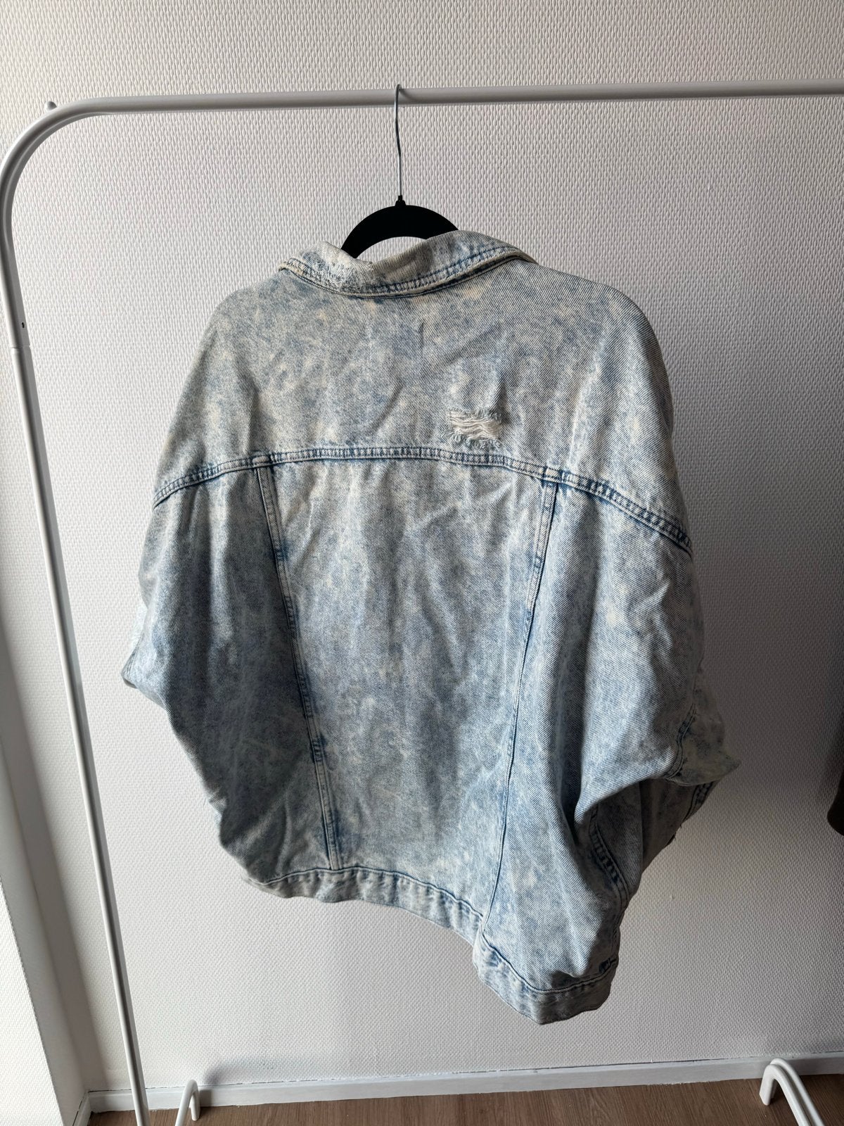 Oversized Ripped Denim Jas van Bershka - Maat S (past als L), Ophalen, Gedragen, Maat 36 (S), Blauw